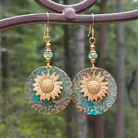 Sunflower earrings, metal disc 2 3/4” x 1 1/4” Patina finish, well made - Picture 3 of 5